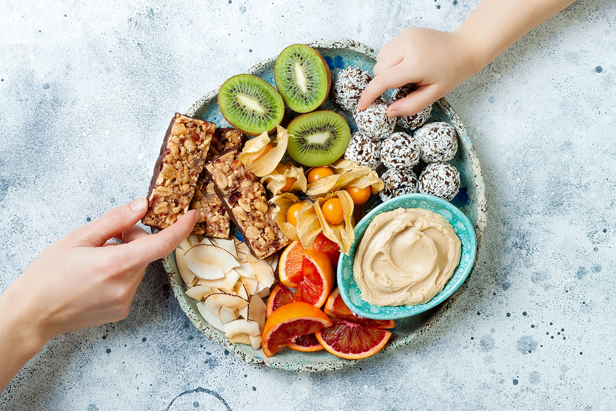 snacks saludables frutas hummus barras de cereal